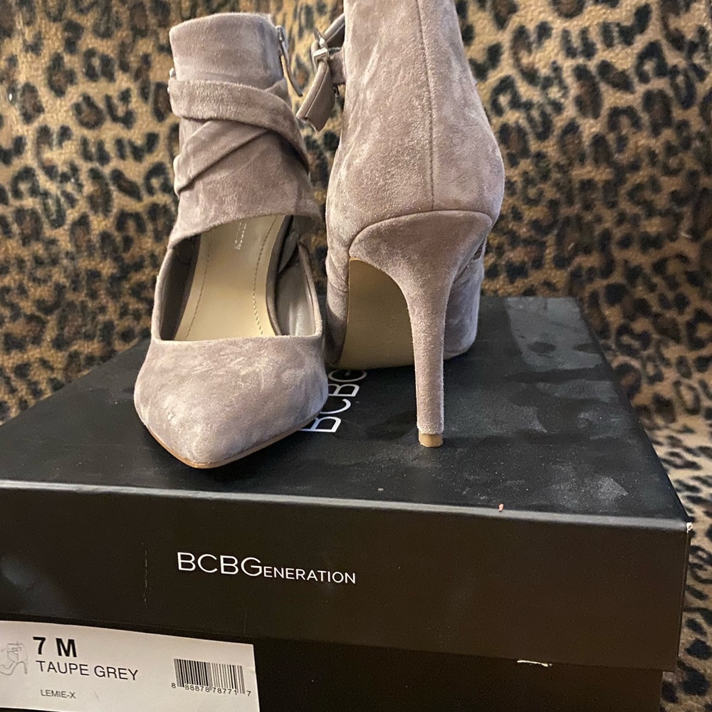 BCBG Lemie-X Pointed Toe Suede Heels size 7